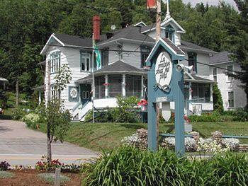 Auberge La Maison Sous Les Pins Hotel Saint-Joseph-de-la-Rive Kültér fotó